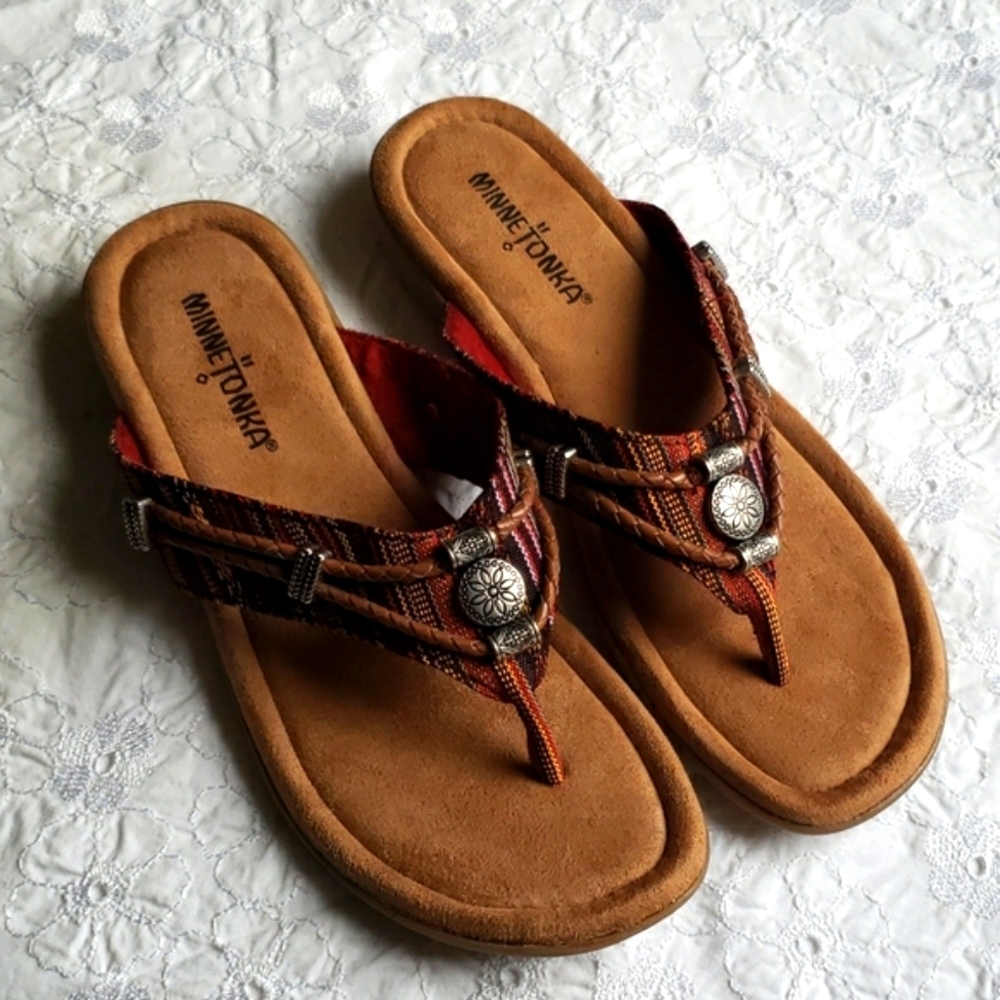Minnetonka Canvas And Metal Beads Toe Hook Sandals Size 7
